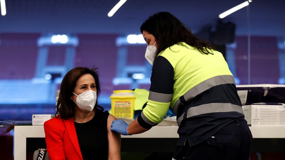 Margarita Robles recibe la vacuna en el Wanda: «Es importante poner en valor que es con AstraZeneca»