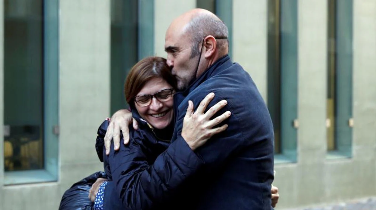 Vendrell abraza a su pareja tras salir libertad después de ser detenido en febrero de 2020