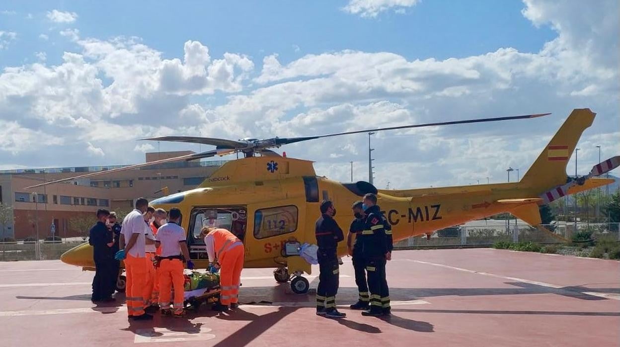 Efectivos de Emergencias durante la evacuación del herido