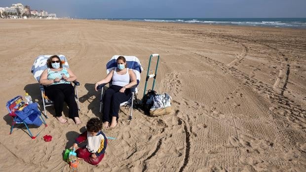 Cataluña se desmarca de la mascarilla en las playas: «Cuando se toma el sol no se tiene que poner»