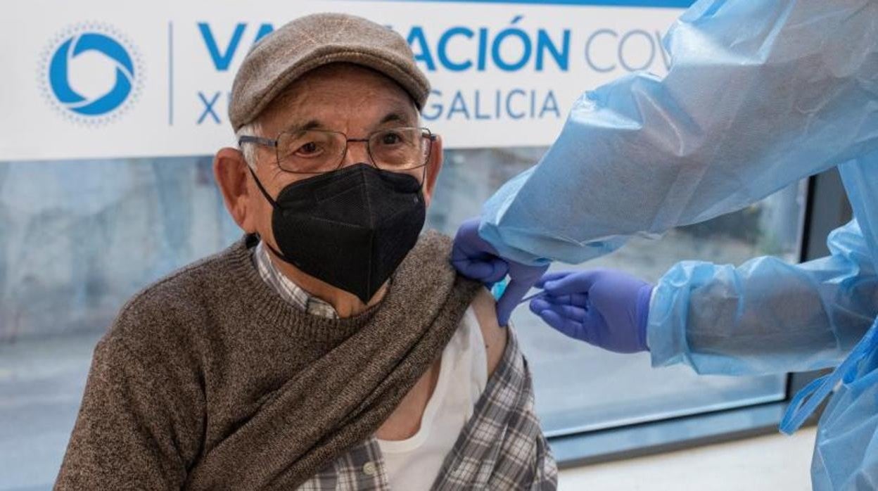 Un hombre recibe la vacuna en Orense en la campaña para mayores de 80 años