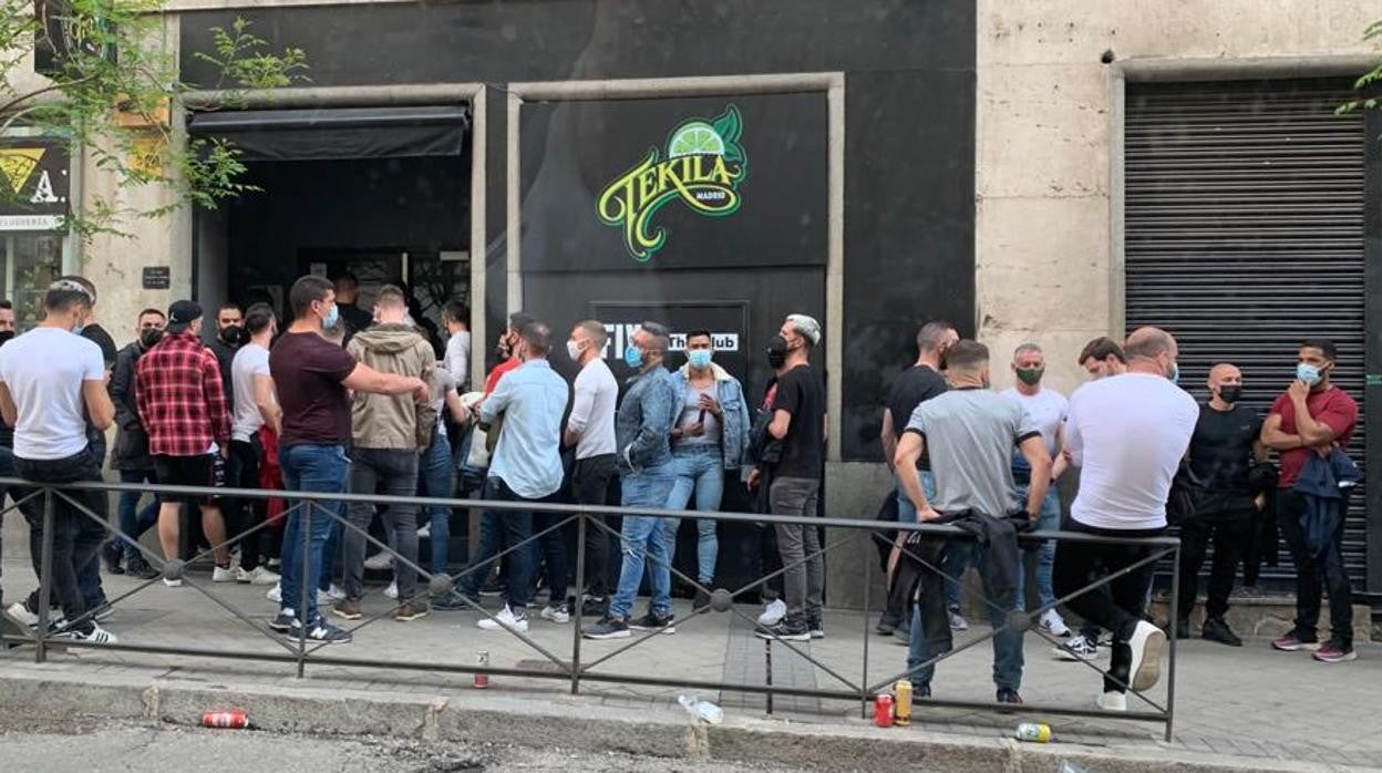 Aglomeración de personas a las puertas de una discoteca, este sábado, en la calle de Fernández de los Ríos