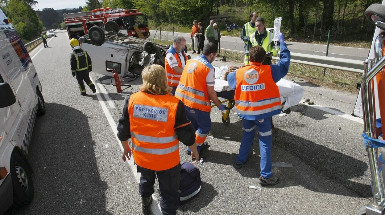 Personal médico atiende a un herido en un accidente de tráfico ocurrido en Salceda de Caselas (Pontevedra)