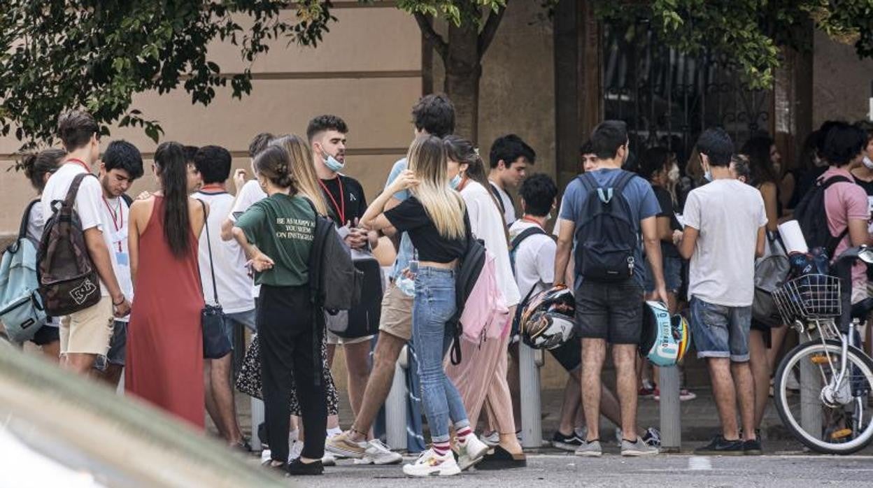 Varios alumnos a la salida de su centro de estudios sin mascarilla hace unos meses