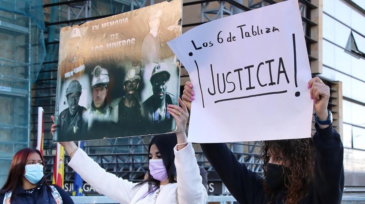 Familiares de los seis mineros fallecidos a las puertas de los Juzgados de León