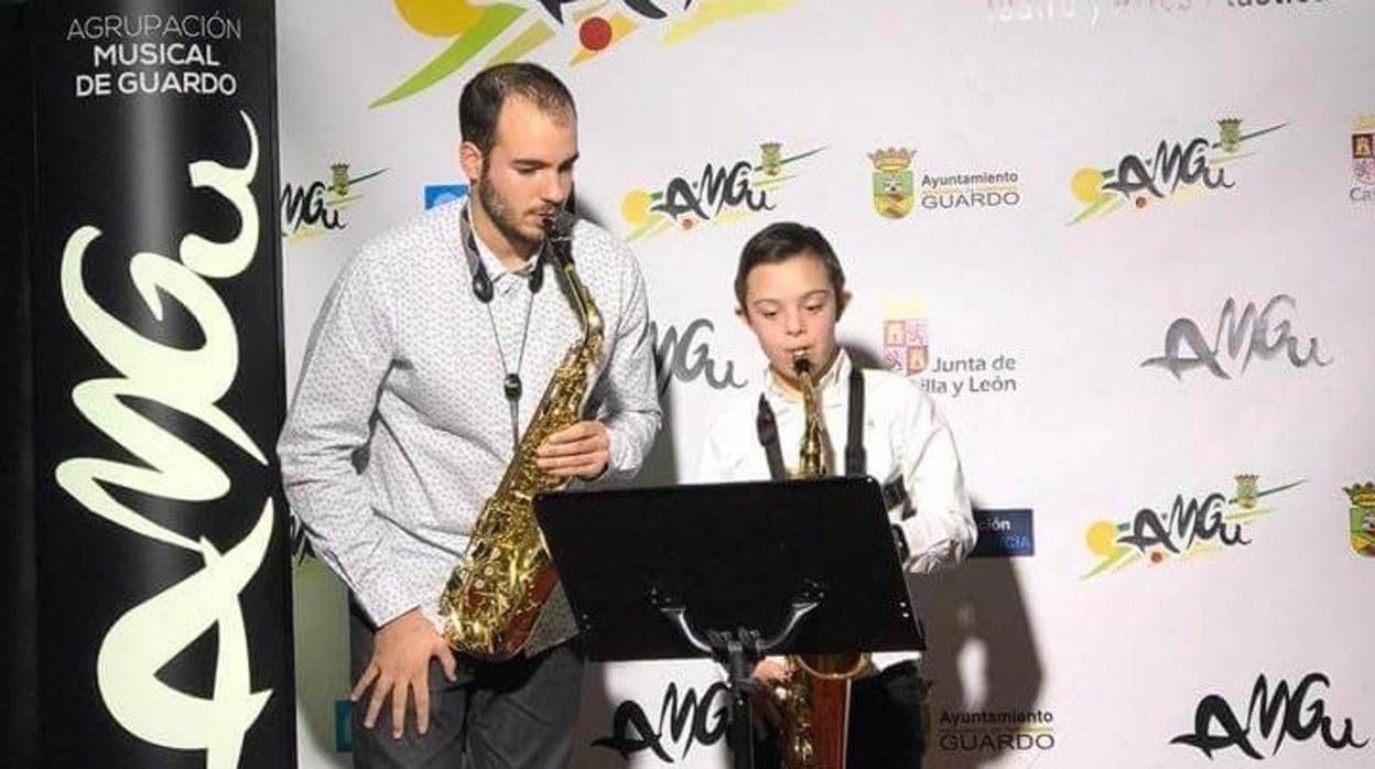 Alumno y profesor de Saxo en una demostración, antes de la pandemia