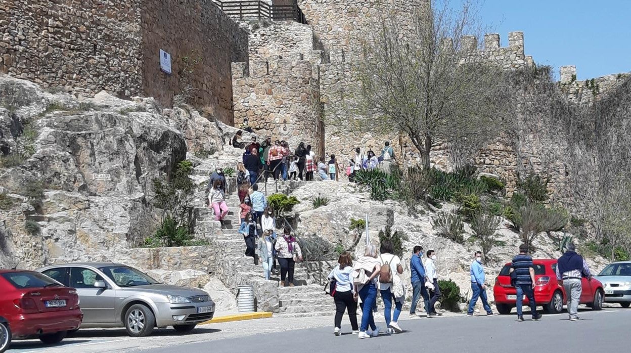 La nutrida presencia de público la entrada al castillo durante esta Semana Santa