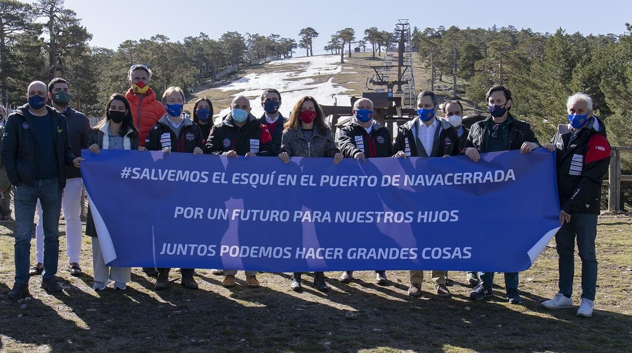 Rocío Monasterio (izq.) y Eugenia Carballedo (centro) en la concentración en el Puerto de Navacerrada