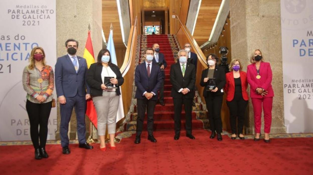 «Foto de familia» tras el acto de entrega de las medallas del Parlamento de Galicia