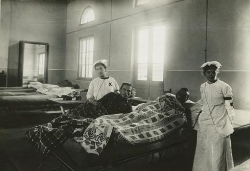 Sofía Casanova en la sala de heridos de un hospital de Varsovia (Polonia) en 1915