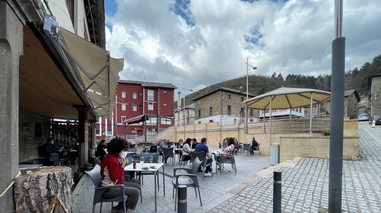 Una terraza en Villablino, donde desde hoy está cerrada la hostelería de interior