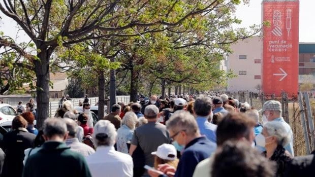 Sanidad refuerza los puntos de vacunación de los hospitales de campaña por las largas colas en La Fe de Valencia