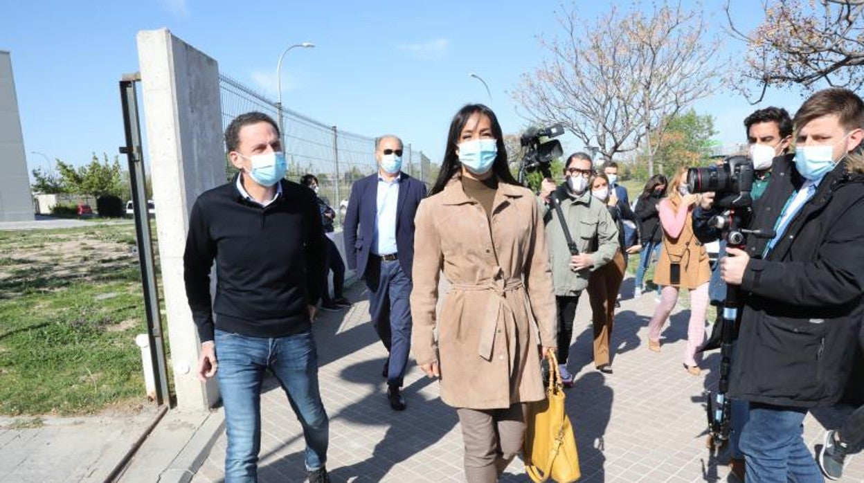 Edmundo Bal y Begoña Villacís, a su llegada al Centro de Salud Ensanche de Vallecas