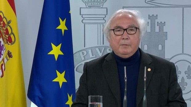 Manuel Castells, tercer ministro vacunado