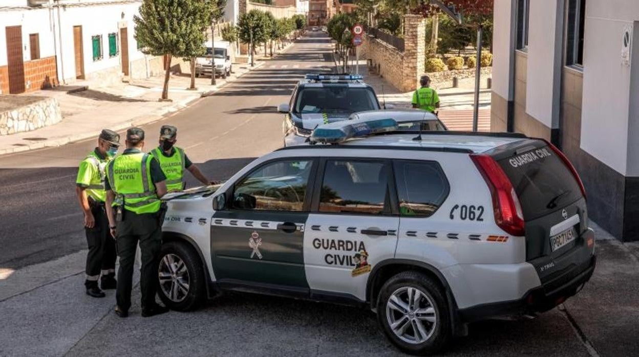 Efectivos de la Guardia Civil en un municipio valenciano