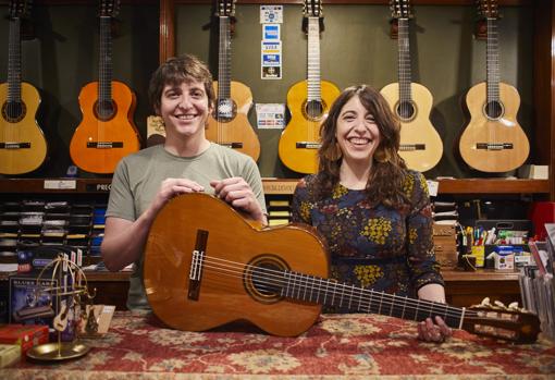 Los hermanos Cristina y José Enrique, al frente de Guitarras Ramírez