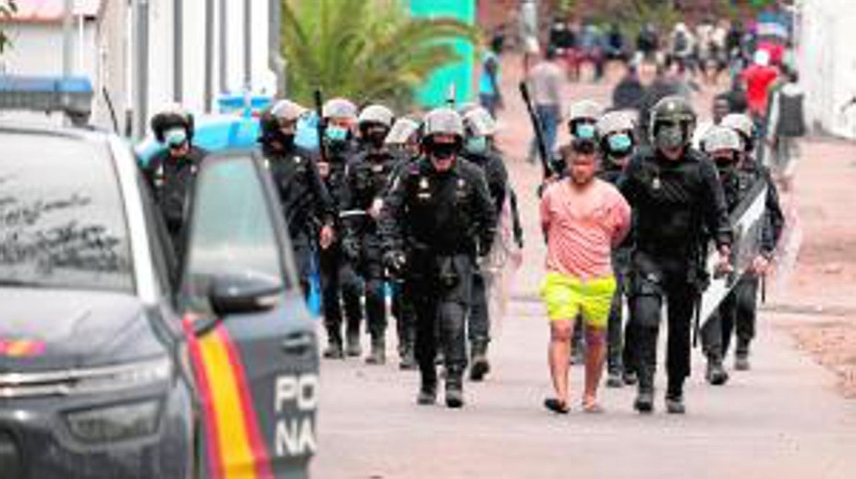 La Policía traslada a uno de los detenidos tras los incidentes en Las Raíces