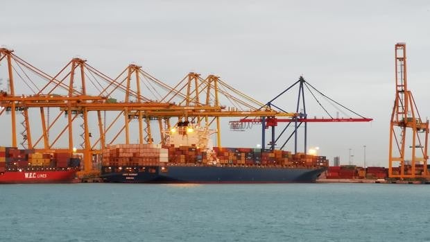 El puerto de Valencia prevé gestionar más de 30.000 contenedores adicionales por el bloqueo del Canal de Suez