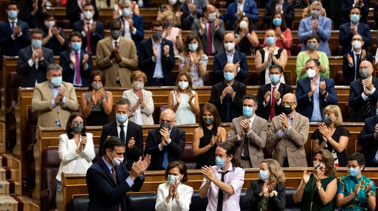 El presidente del Gobierno, Pedro Sánchez, parte de sus ministros y la bancada socialista aplauden en una imagen de archivo