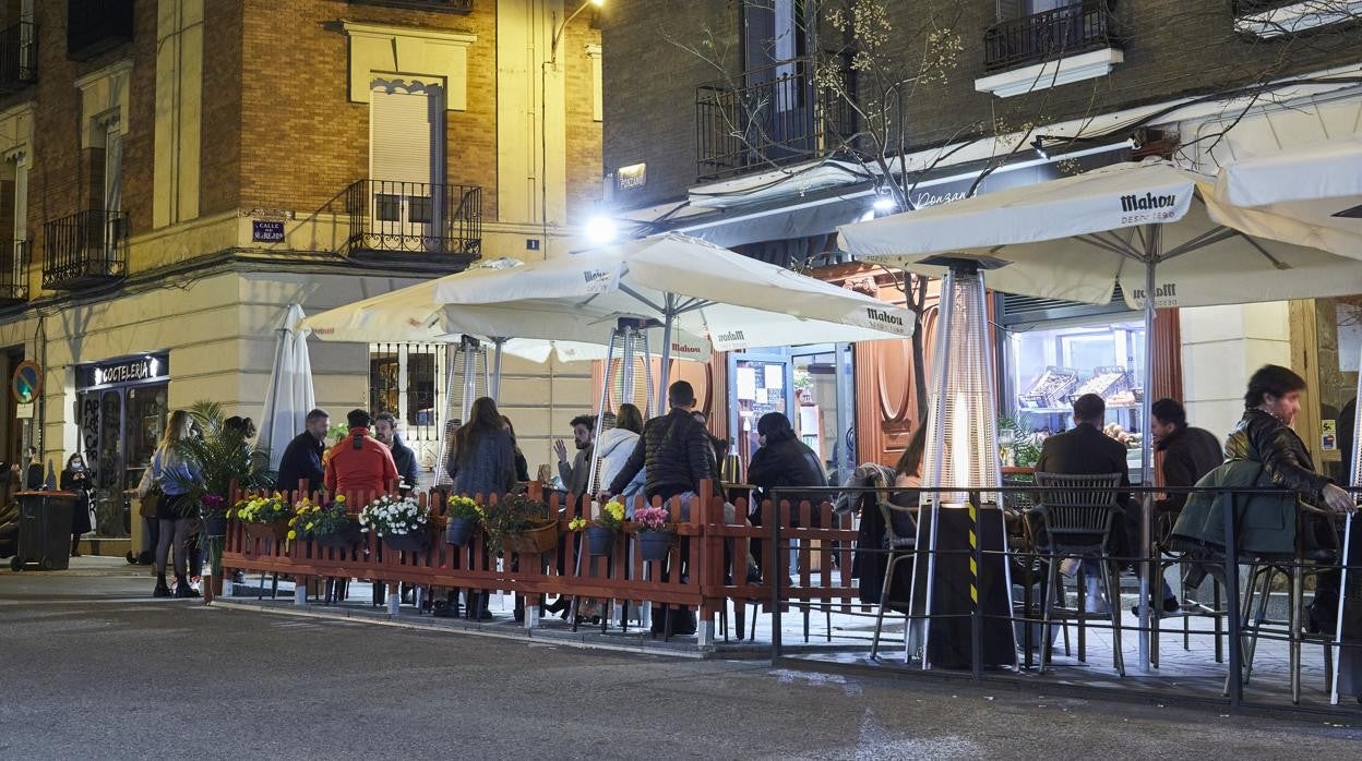 Terrazas que ocupan plazas de aparcamiento, en la calle de Ponzano