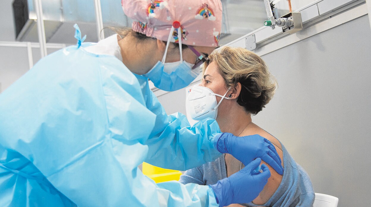 Una mujer recibe la vacuna contra el Covid-19 en el Hospital Enfermera Isabel Zendal