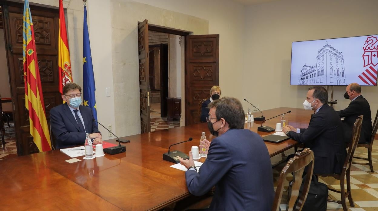 Imagen de Ximo Puig con los directivos de Janssen en España difundida este martes por la Generalitat