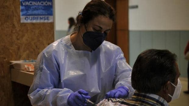 La Xunta desconvoca a 1.400 personas llamadas a vacunar tras la suspensión de AstraZeneca