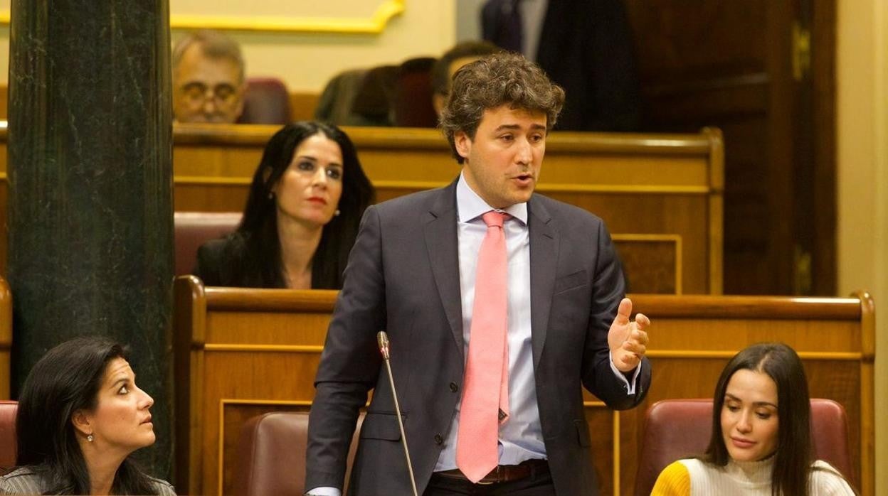 El diputado de Vox por Guadalajara Ángel López, herido por una pedrada en los incidentes del mitin en Vallecas