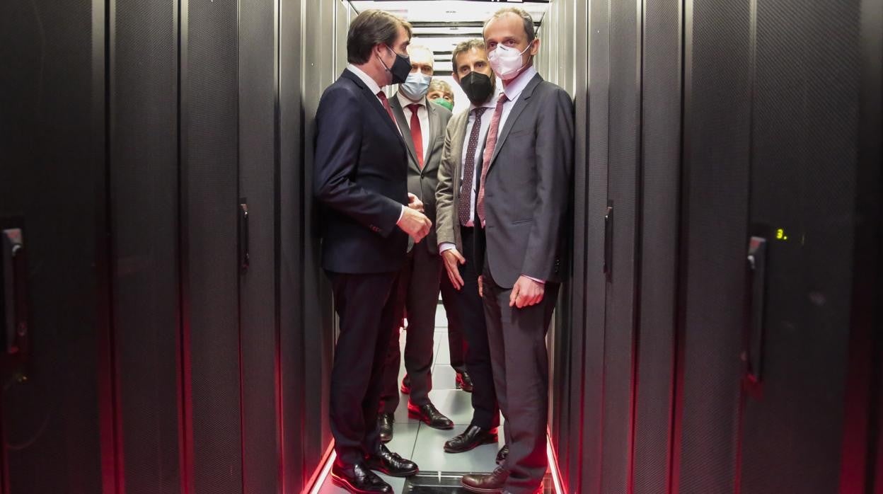 El ministro de Ciencia e Innovación, Pedro Duque, visita el Centro de Supercomputación de Castilla y León junto al consejero de Fomento de la Junta, Juan Carlos Suárez-Quiñones y al delegado del Gobierno, Javier Izquierdo, entre otras autoridades