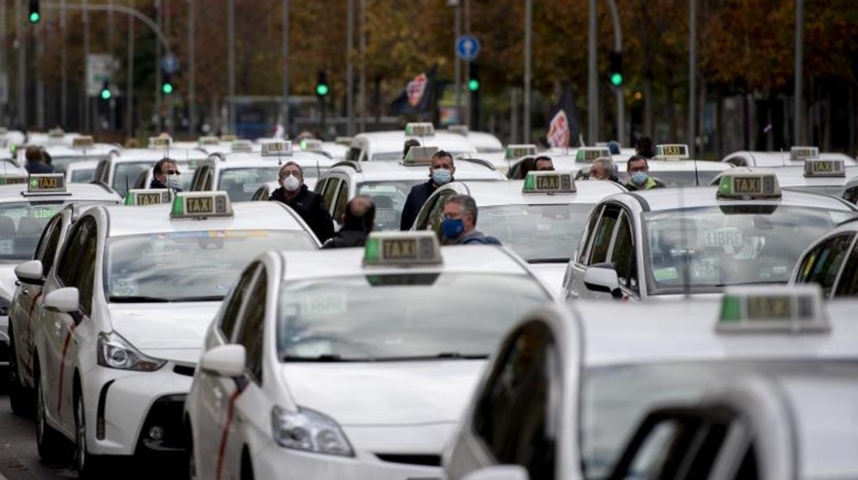 Una fila de taxis se concentra en el paseo de Recoletos de Madrid