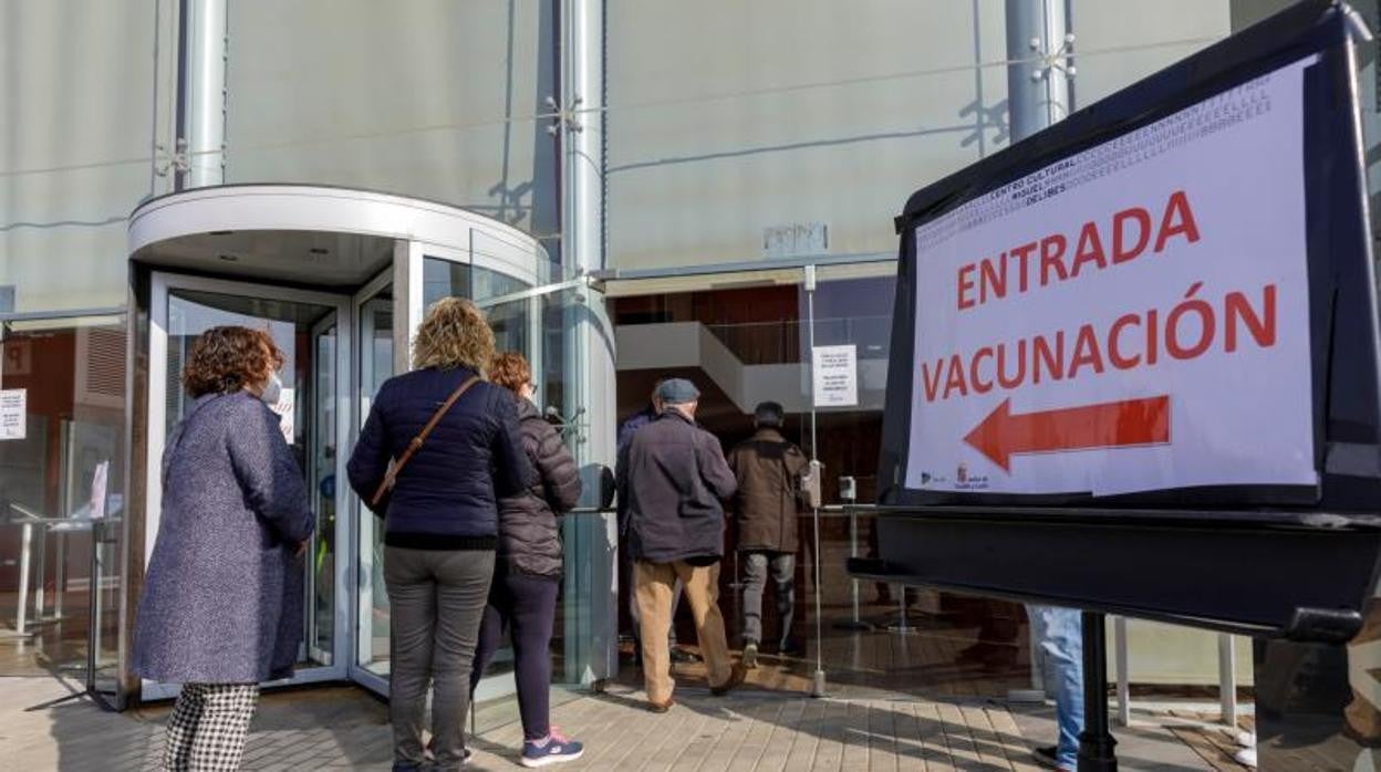 Varias personas entran a vacunarse al Centro Cultural Miguel Delibes de Valladolid