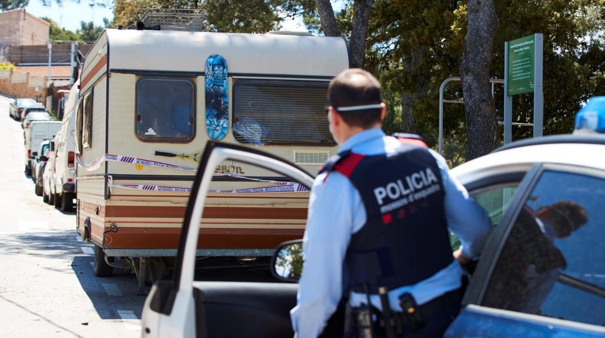 Mossos d'Esquadra custodian la caravana en la que vivía el asesino en serie de al menos tres sintecho en Barcelona