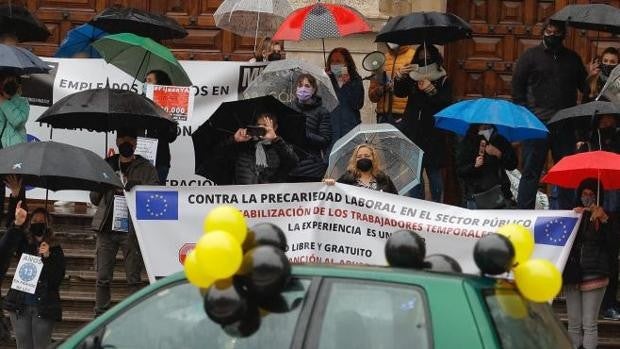 Decenas de interinos se manifiestan en Zaragoza para que les hagan fijos por abuso de temporalidad