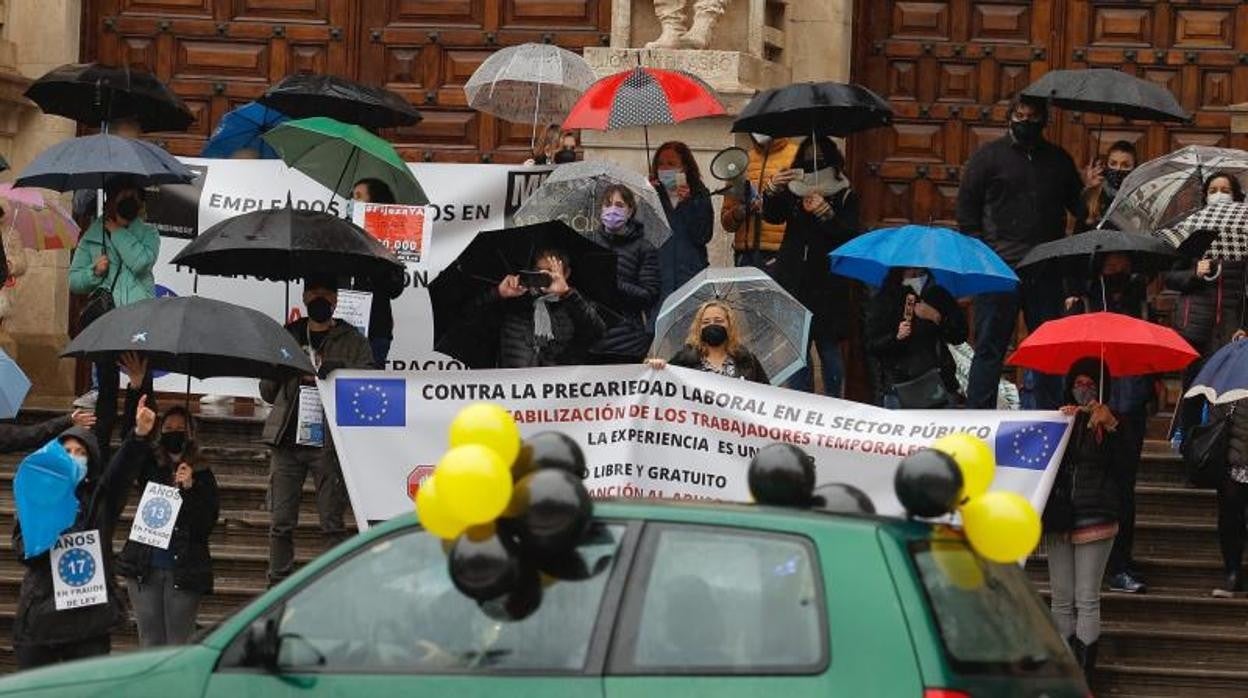 Parte de los concentrados han lanzado sus consignas a pie de calle, otros en una larga y sonora caravana de coches por el centro de Zaragoza