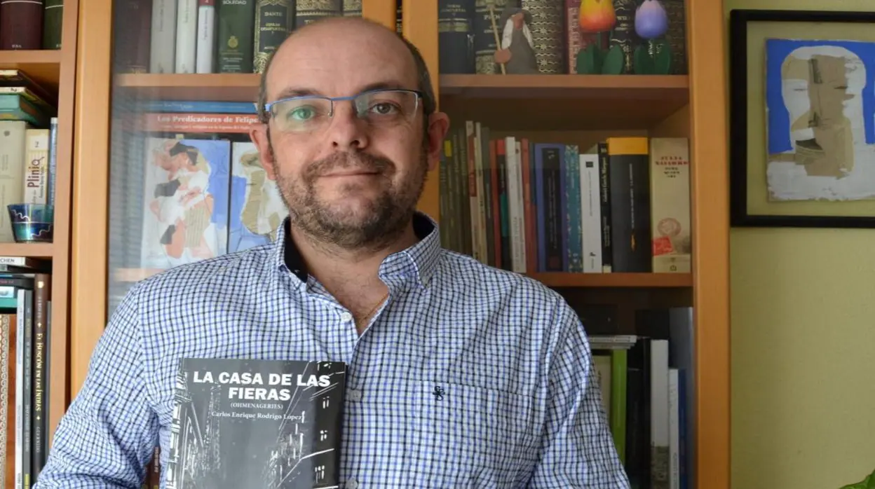 Carlos Rodrigo posa para ABC con su nuevo libro