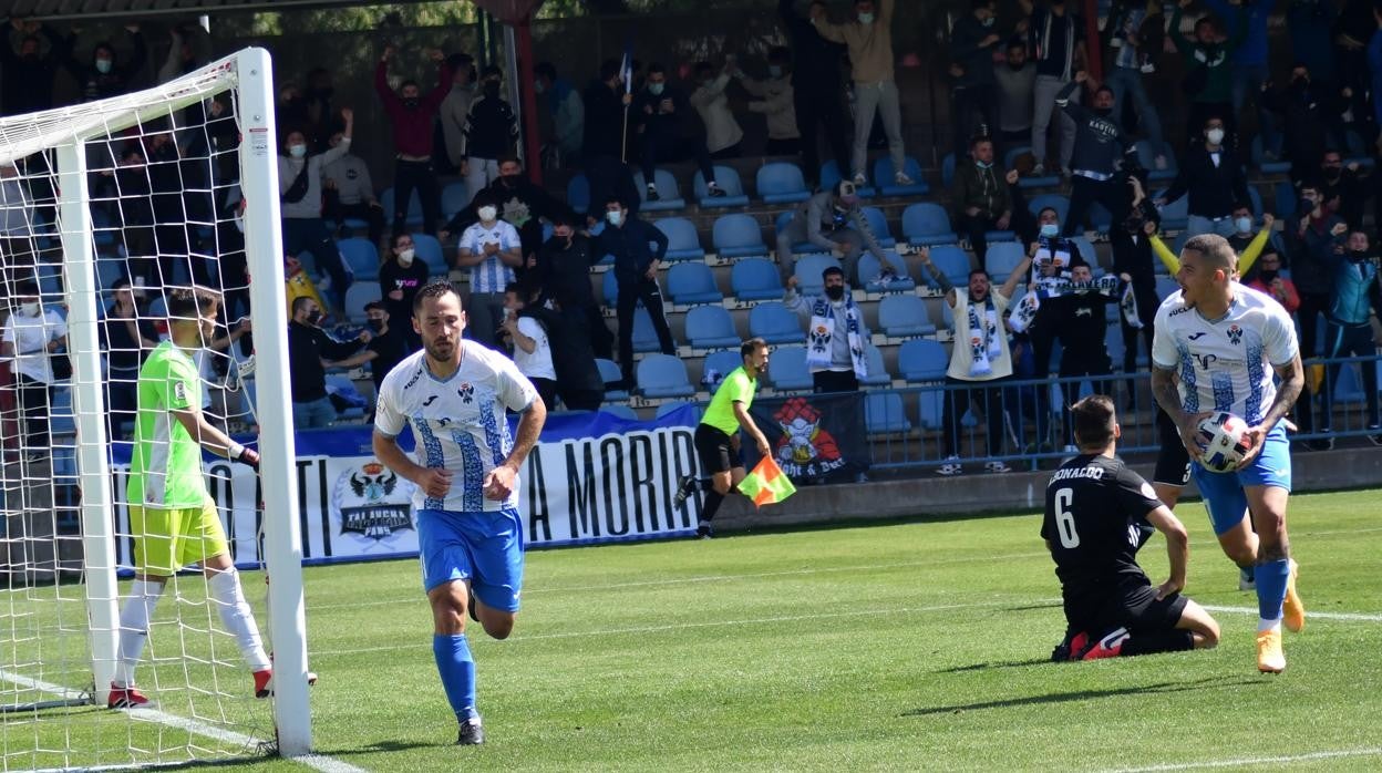 David Añón celebra el 1-0, marcado al filo del descanso