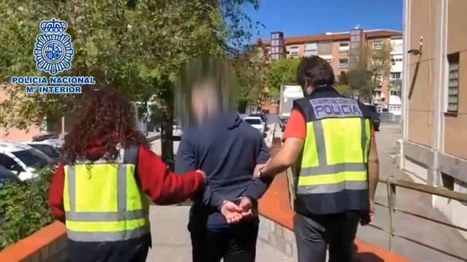 Detienen al joven que pateó a un Policía Nacional en el acto de Vox en Vallecas