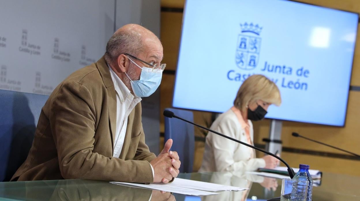 El vicepresidente Francisco Igea y la consejera Verónica Casado, durante la rueda de prensa posterior al Consejo de Gobierno extraordinario