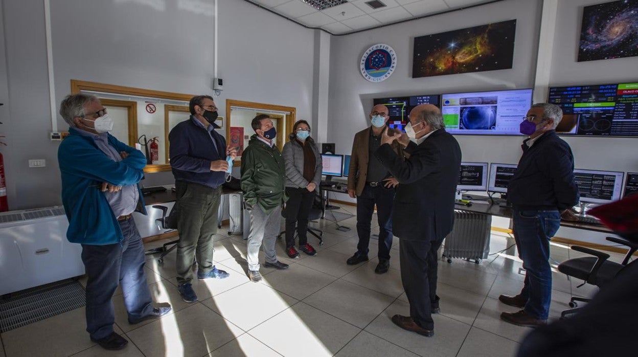 El presidente Page, junto con el consejero de Sanidad, Jesús Fernández Sanz, este fin de semana en una visita al Gran Telescopio Canarias