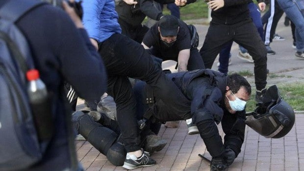 Detenido el joven que pateó a un policía en el acto de Vox en Vallecas