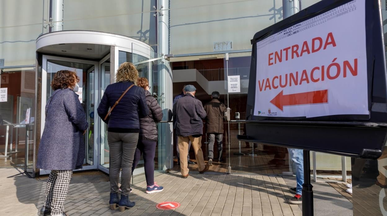 Vacunación masiva contra el Covid-19 en el Centro Cultural Miguel Delibes de Valladolid