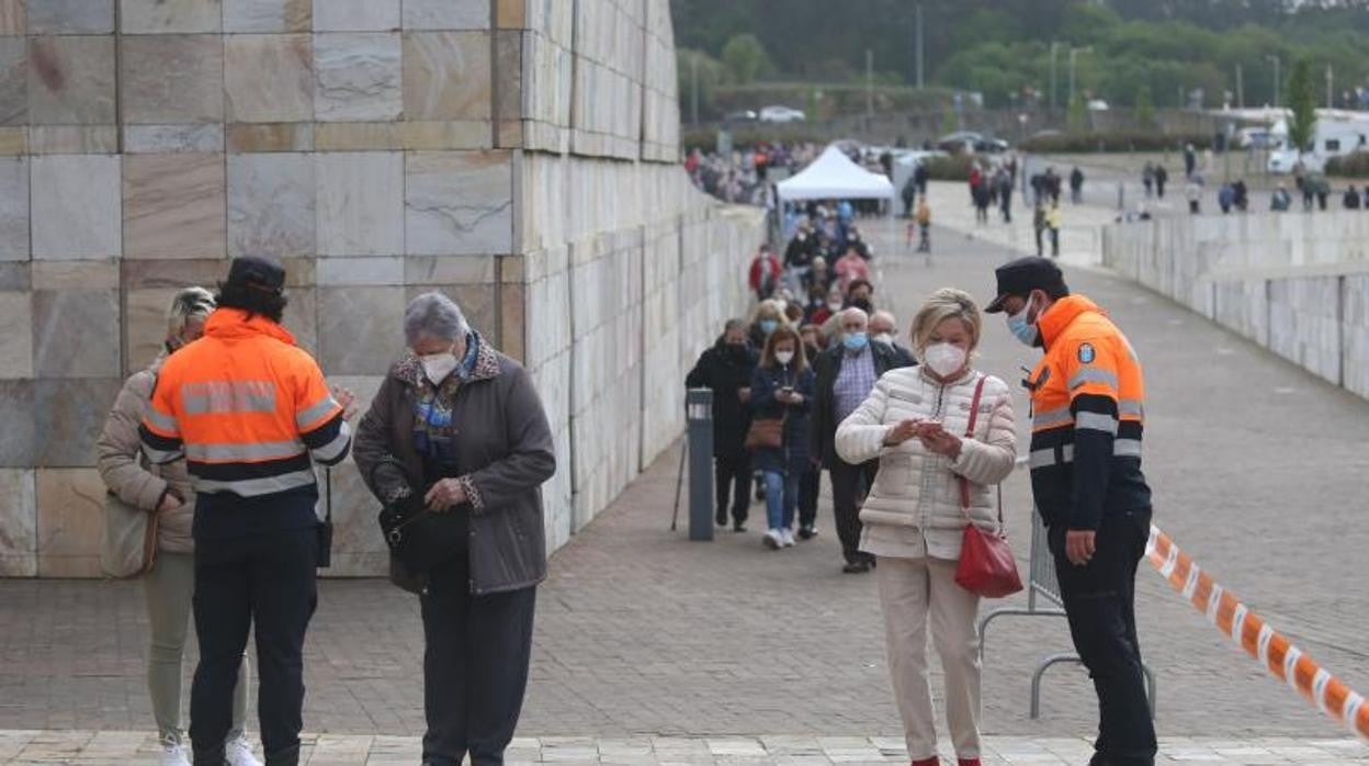 Colas en la Cidade da Cultura de Santiago para vacunarse contra el coronavirus