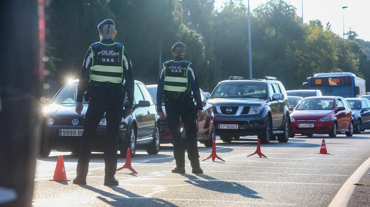 Control policial en Madrid para vigilar las restricciones de movilidad impuestas por el estado de alarma