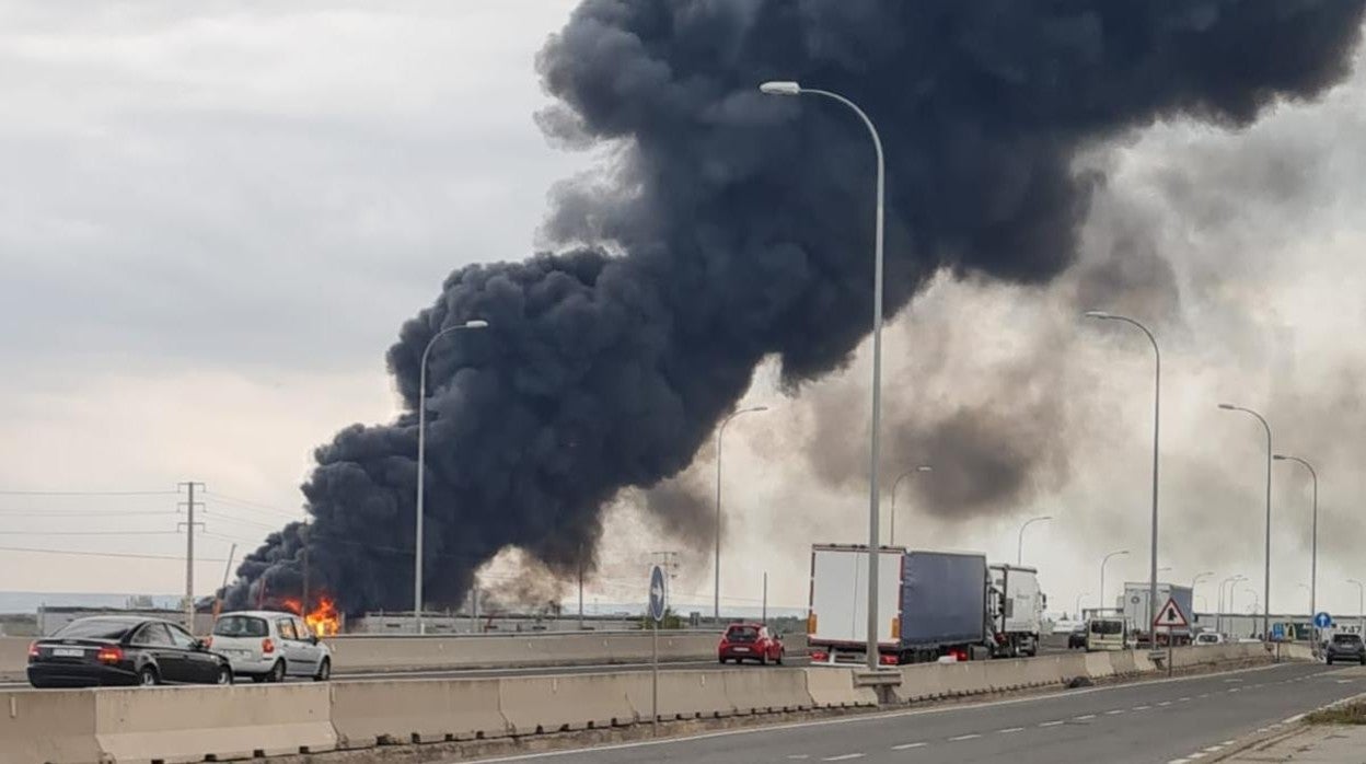 La nave, situada junto a la A4, ardiendo este martes