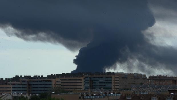 Un incendio en una nave industrial de Seseña provoca una gran columna de humo visible desde Madrid