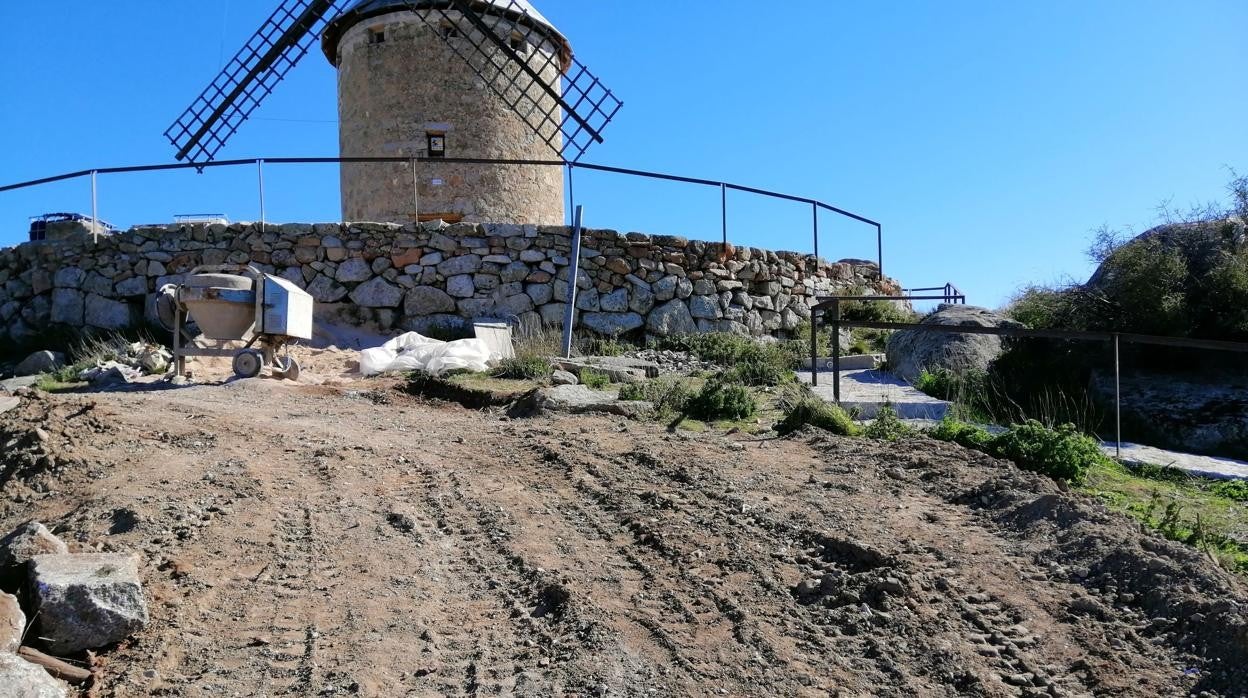 Sendero nuevo junto al molino de viento 'El Lirio’