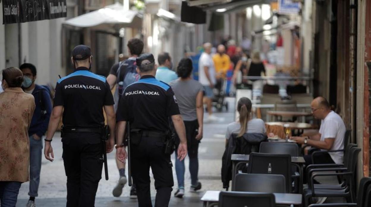 Dos agentes pasean por La Coruña en una imagen de archivo