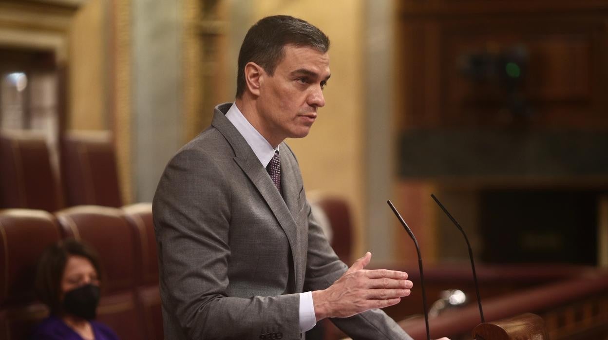 El presidente del Gobierno, Pedro Sánchez, interviene durante una sesión plenaria, a 14 de abril de 2021