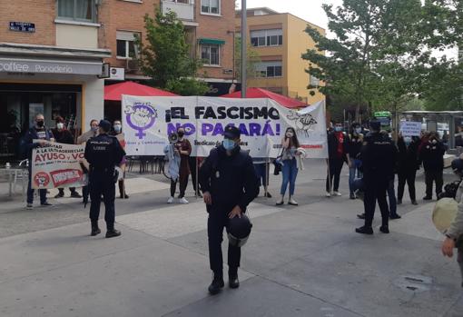 Pequeña protesta de esta mañana de la asociación en el acto de Carabanchel de Vox