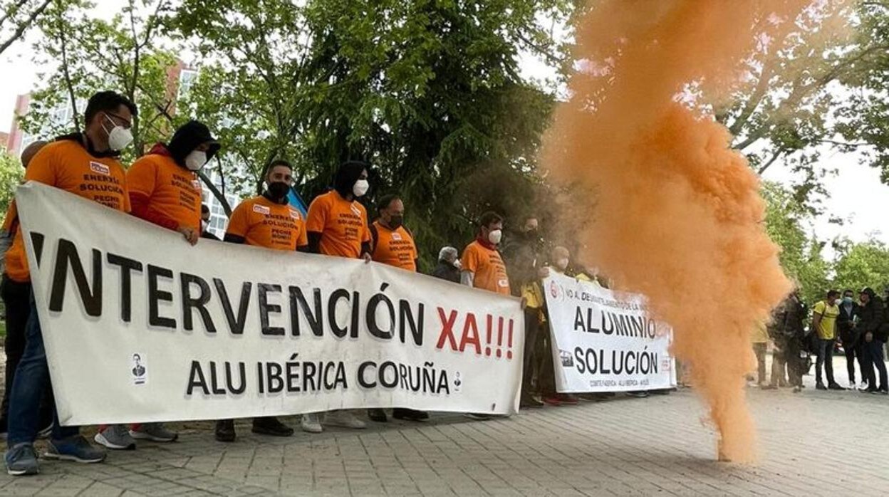 Representantes de los comités de empresa de Alu Ibérica en la protesta ante el Ministerio de Industria